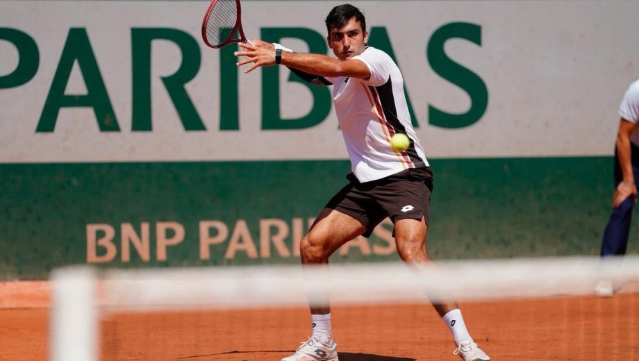 Román Burruchaga le ganó el duelo argentino a Sebastián Báez, que se retiró. 