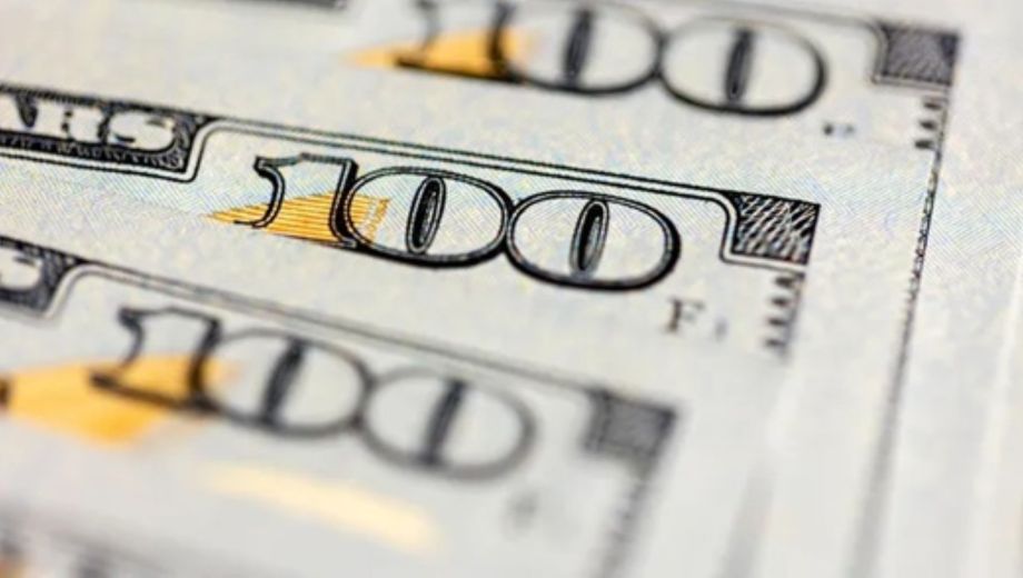 Dólar hoy y Riesgo País: a cuánto cotiza el dólar oficial y los financieros este martes 12 de mayo 2026.-