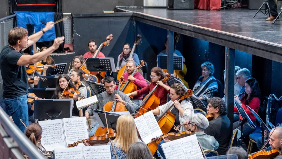 Desde la fosa, el Maestro Andrés Tolcachir dirige el ensayo de la Orquesta Sinfónica de Neuquén. (Foto: gentileza Fundación BPN)