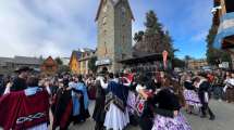 Imagen de Con una plaza colmada, Bariloche celebró el 25 de Mayo y anunció el regreso de las excursiones a la Isla Huemul