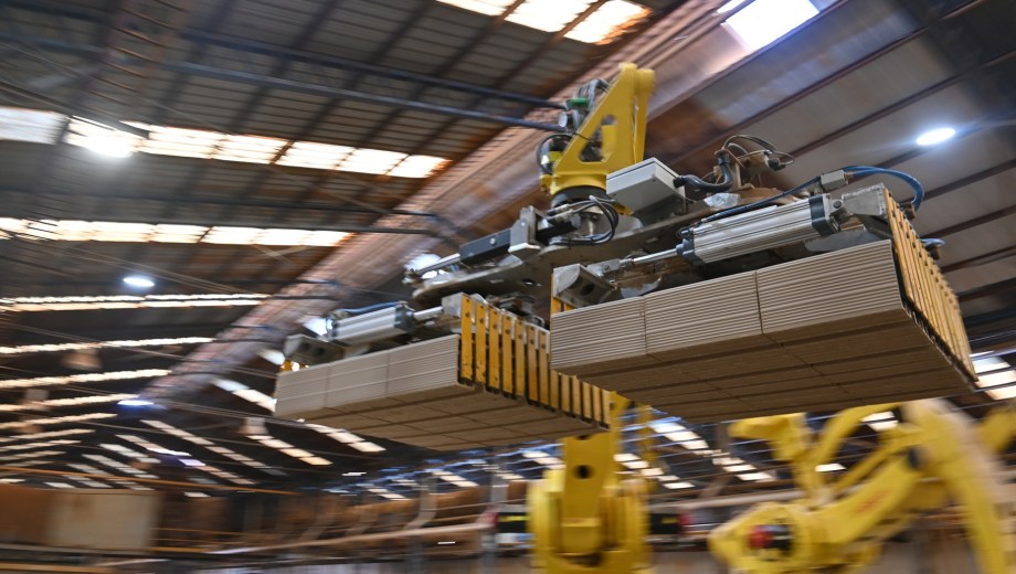 Dos robots trabajando en la cerámica de Allen. (Foto: Juan Thomes)