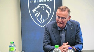 Peugeot anticipa el fin del motor térmico y acelera su transición