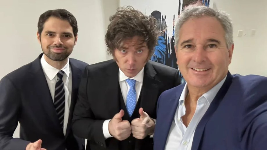 Javier Milei con Pablo Quirno y el embajador argentino en Francia. Foto: (@pabloquirno).
