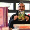 Imagen de El hijo del exilio que eligió Neuquén, llega a la Feria del Libro de Buenos Aires con una novela sobre fútbol y ultraderecha