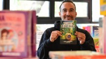 Imagen de El hijo del exilio que eligió Neuquén, llega a la Feria del Libro de Buenos Aires con una novela sobre fútbol y ultraderecha