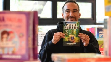 El hijo del exilio que eligió Neuquén, llega a la Feria del Libro de Buenos Aires con una novela sobre fútbol y ultraderecha
