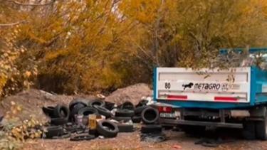 Investigan el descarte de más de 150 neumáticos cerca del balneario Sandra Canale en Neuquén