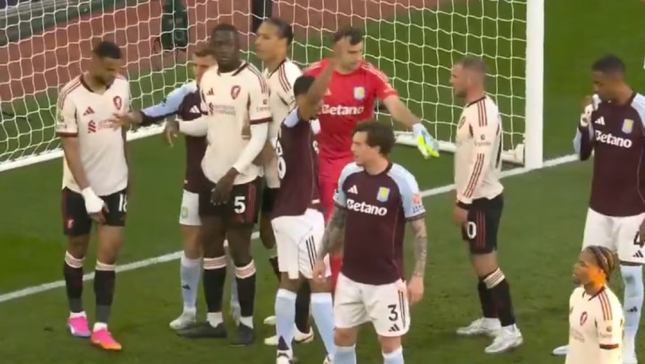 El cruce entre el Dibu Martínez y Alexis Mac Allister en el partido entre el Aston Villa y el Liverpool. 