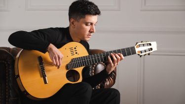 El guitarrista Marcelo Dellamea llega a Río Negro y Neuquén con un set íntimo y acústico