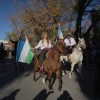 Imagen de María Emilia Soria marchó a caballo en el aniversario de Allen como lo hizo su padre Carlos hace 16 años
