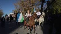 Imagen de María Emilia Soria marchó a caballo en el aniversario de Allen como lo hizo su padre Carlos hace 16 años
