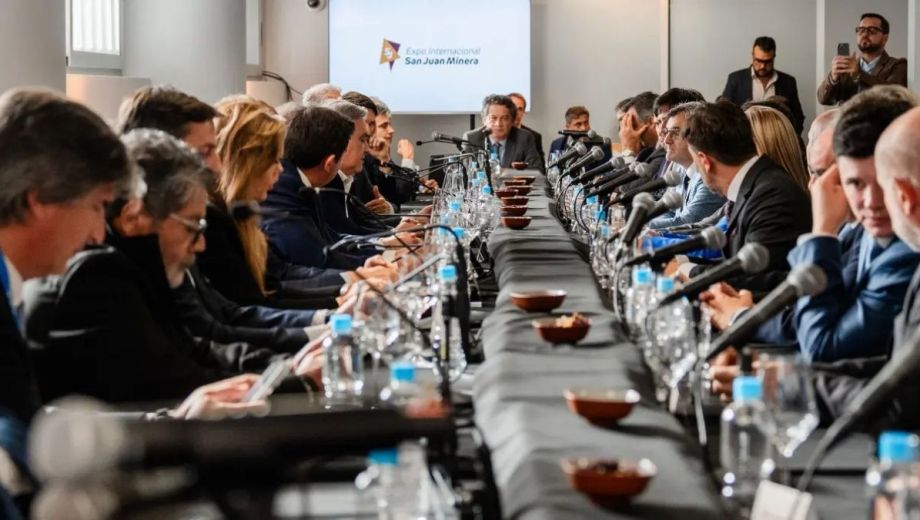 La Mesa Federal Minera reunió a autoridades nacionales, gobernadores, representantes empresariales, cámaras del sector y organizaciones vinculadas. Foto: Gobierno de Río Negro