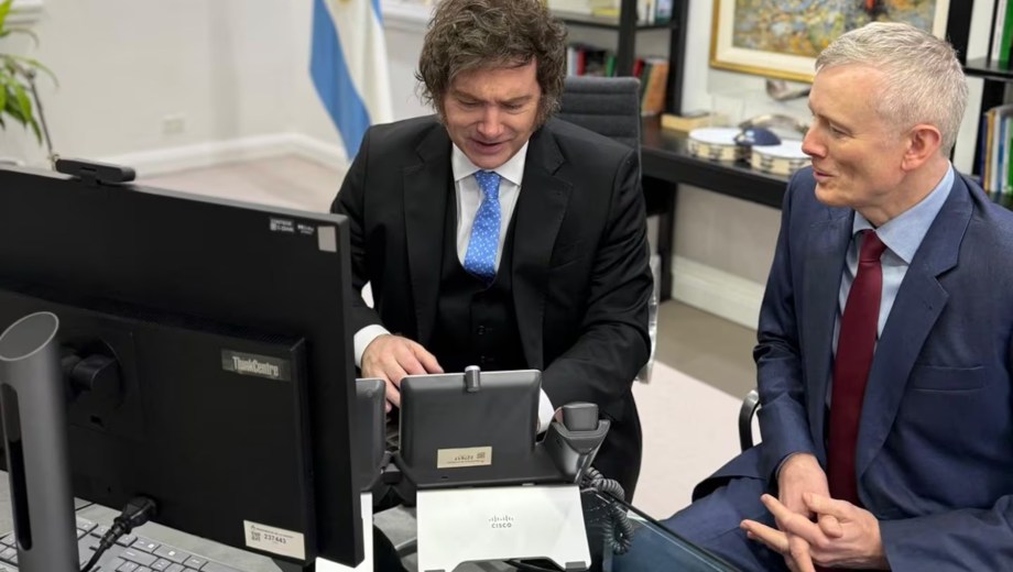 La foto que difundió Presidencia sobre el llamado entre Javier Milei y Mark Carney (Foto: Gobierno).
