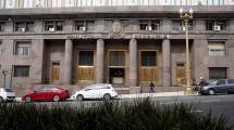 Imagen de «Test clave» para Luis Caputo: cayeron los depósitos del Tesoro y sale a buscar dólares al mercado