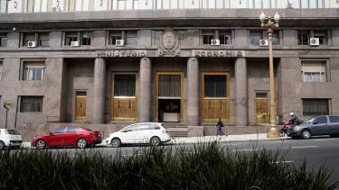 «Test clave» para Luis Caputo: cayeron los depósitos del Tesoro y sale a buscar dólares al mercado