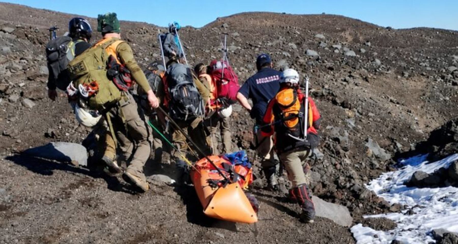 Murió una mujer tras caer 600 metros mientras ascendía un volcán en ...