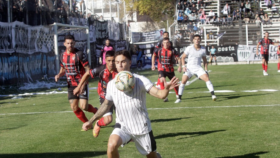 Cipolletti buscará seguir en la cima de su grupo ante Argentino.