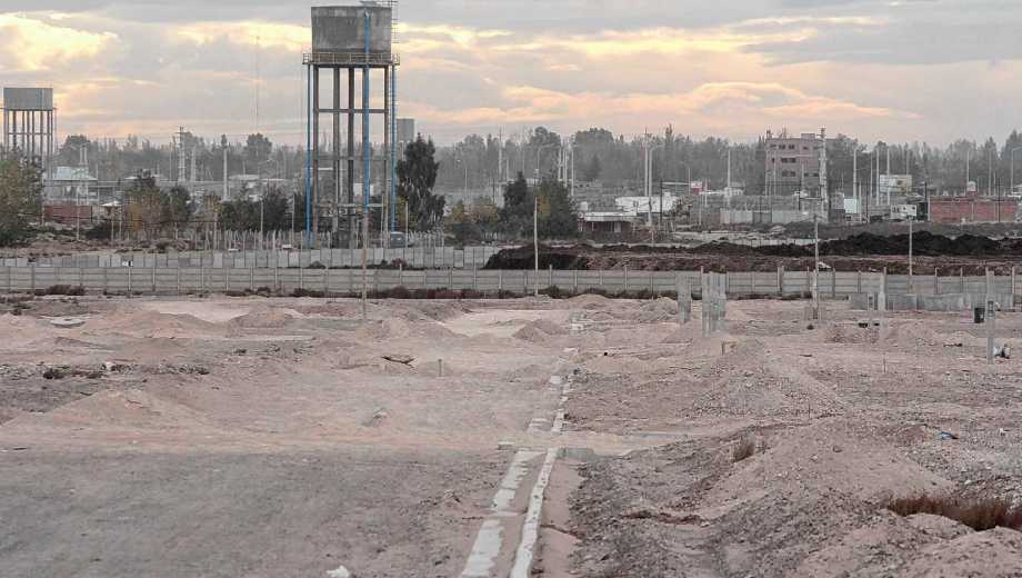 El traslado de residuos contaminantes continúa a la par del avance urbanístico en el D6 (foto Oscar Livera)
