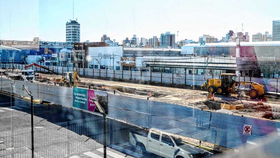 Son más de 200 frentistas comerciales a lo largo de la avenida Mosconi en obra (foto Cecilia Maletti) 