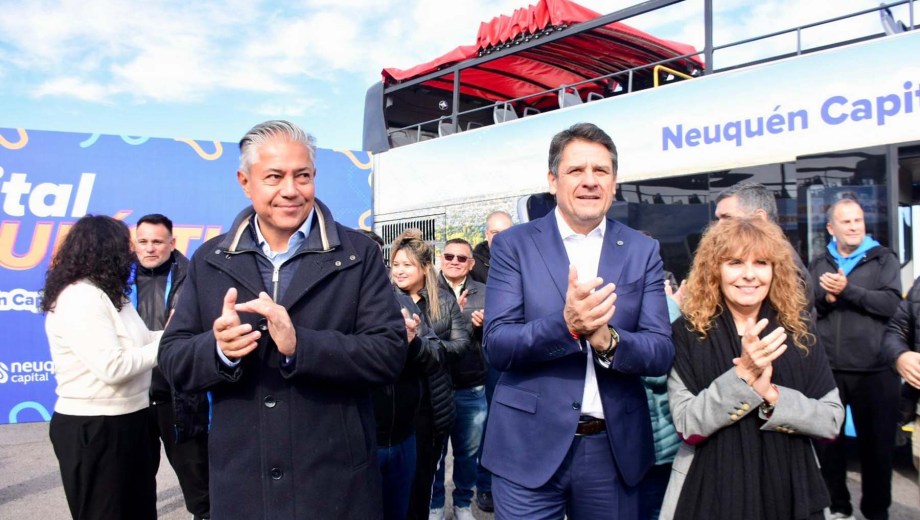 El gobernador Rolando Figueroa y  el intendente Mariano Gaido presentaron el nuevo servicio municipal de tours por la ciudad (foto Matías Subat)