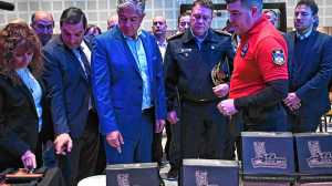 Presentaron nuevas armas menos letales en Neuquén: el ministro de Seguridad explicó cuándo se usarán