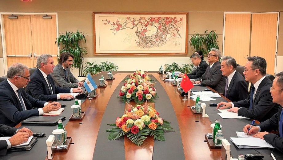 El canciller Pablo Quirno en reunión con el canciller de China, Wang Yi. (Foto: gentileza)
