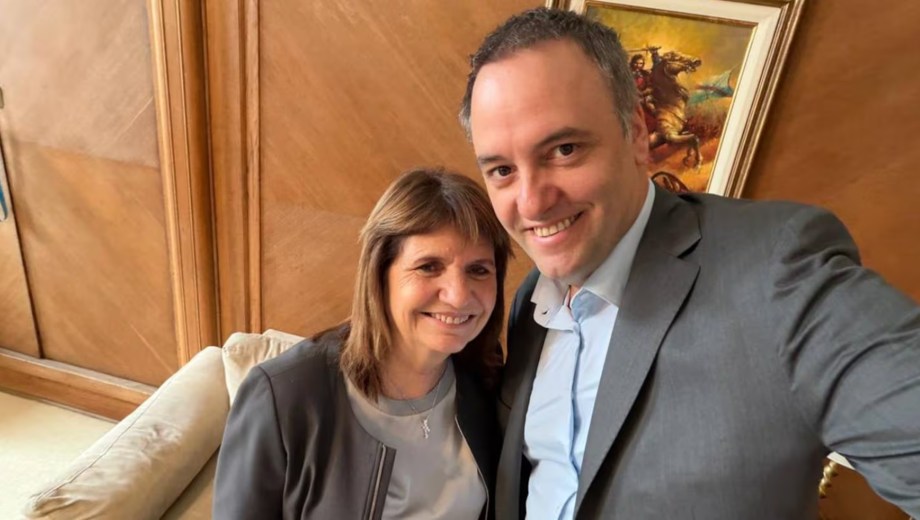 La jefa de bloque de La Libertad Avanza en el Senado, Patricia Bullrich, en una reunión con el jefe de Gabinete, Manuel Adorni. (Foto: X @madorni).