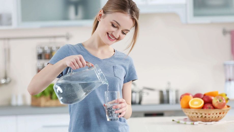 Por qué tomar solo agua al despertar no es suficiente: el 'suero' de 3 ingredientes que resetea tu cerebro.-