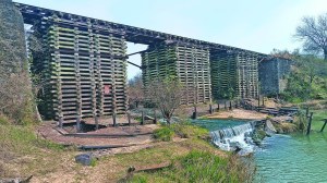 El “Puente Jenga”: la impactante construcción ferroviaria que sobrevivió a un accidente y hoy es furor para el turismo