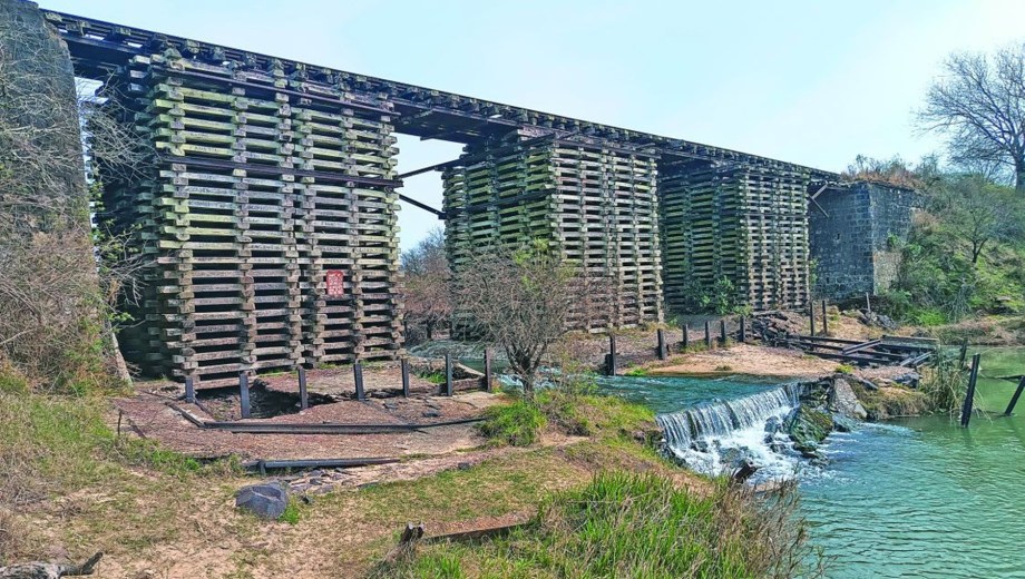 El puente ferroviario de madera en el Arroyo El Mármol.