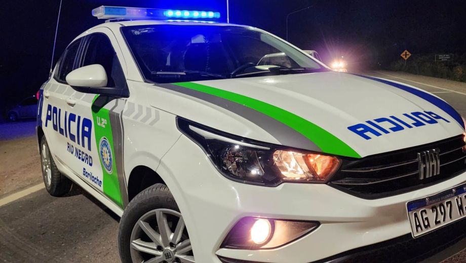 Personal policial realizó pericias y relevamiento de pruebas en la vivienda donde ocurrió el ataque armado.
