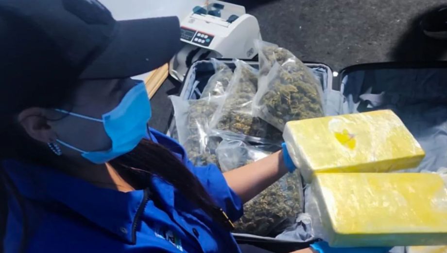 El operativo realizado en la ciudad cordillerana permitió secuestrar armas, droga y dispositivos electrónicos vinculados a la pesquisa.
