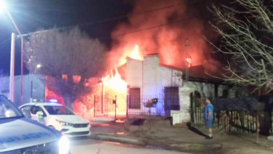 Bomberos Voluntarios trabajó con dos dotaciones para controlar las llamas en la vivienda afectada.
