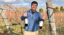 Imagen de Con el viento y el mar como aliados: una bodega de la Patagonia produce 30.000 botellas de vino artesanal al año