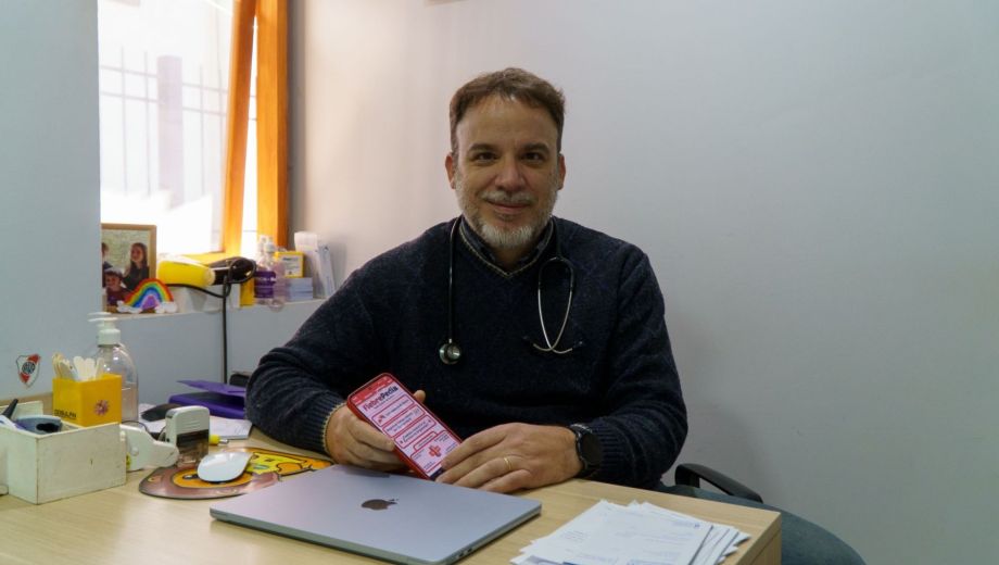 Fernando Risso vive en Bariloche y combina la atención pediátrica con el desarrollo de aplicaciones vinculadas a salud. Foto Marcelo Martínez.