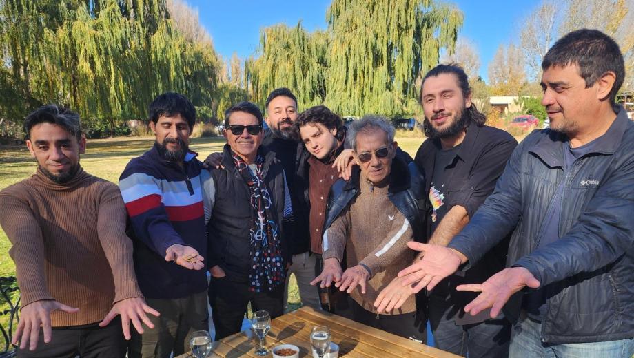 Juan, Dipi, Jorge Luis, Agustín, Florian y Rodrigo acompañaron a Cuti y Roberto en un encuentro poco frecuente fuera de Santiago del Estero.. Foto gentileza.