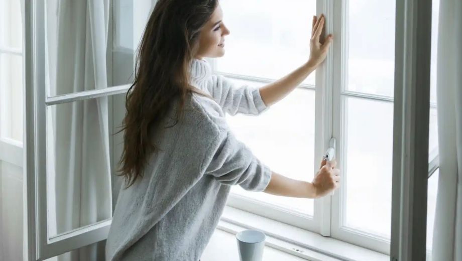 La renovación del aire en ambientes cerrados es clave para prevenir la circulación de virus respiratorios y regular la humedad del hogar. Foto gentileza. 