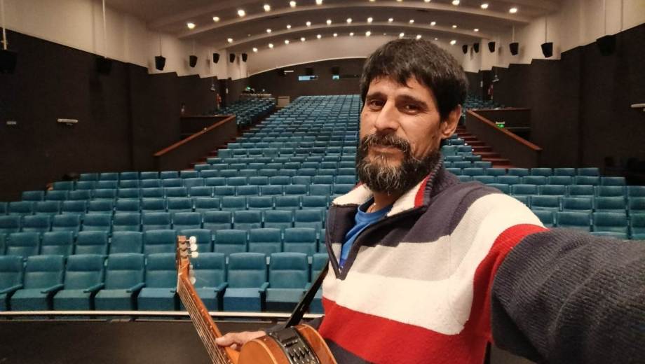 Dipi Carabajal durante su reciente presentación en el Teatro Español de Neuquén. El músico santiagueño destacó el fuerte lazo de identidad y el respeto con el que el público patagónico recibe su propuesta solista. Gentileza. 