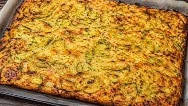 Cómo se prepara la scarpaccia, la tarta italiana de zapallitos con solo cuatro ingredientes