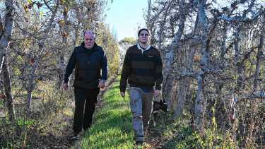 Empezó con dos cámaras frigoríficas para guardar su fruta y hoy conserva 9 millones de kilos en la Patagonia con energía solar