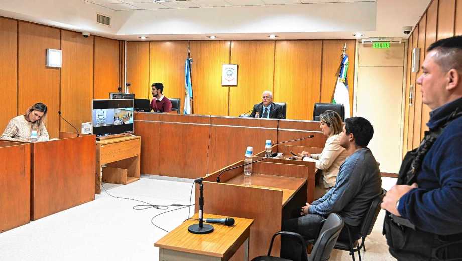 Uno de los imputados presenció la audiencia y el otro participó por Zoom. Foto Juan Thomes.