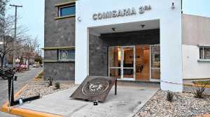 Caos en Roca: chocó contra una comisaría, amenazó con una bomba y ahora lo vinculan con otro hecho grave
