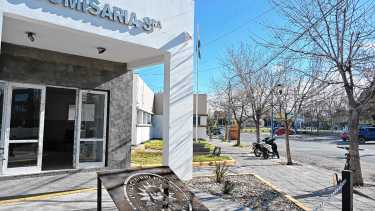 Robó una mochila con un inhibidor de alarmas, lo persiguió una vecina y la Policía lo atrapó en Roca