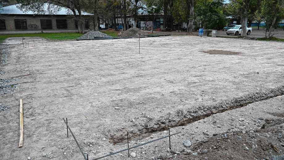 La obra se encuentra en etapa inicial con nivelación de terreno en el predio de la Facultad de Derecho y Ciencias Sociales de la Unco. Foto: Juan Thomes. 