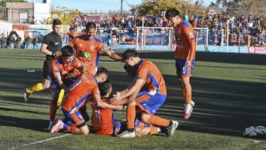 Atlético Regina y Deportivo Roca se quedaron con los clásicos y escalaron en la Liga Confluencia