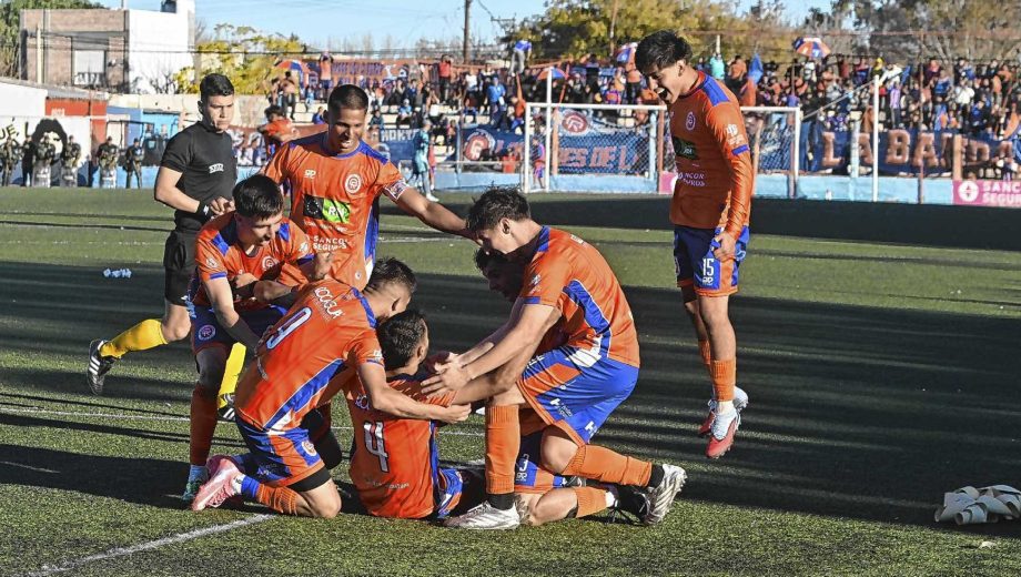 Deportivo Roca se quedó con el clásico de la ciudad tras vencer 2-0 a Argentinos del Norte. (Foto: Andrés Maripe)
