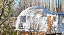 Imagen de Dejar la ciudad para volver a la naturaleza: glamping, lagunas y vida de chacra en Roca