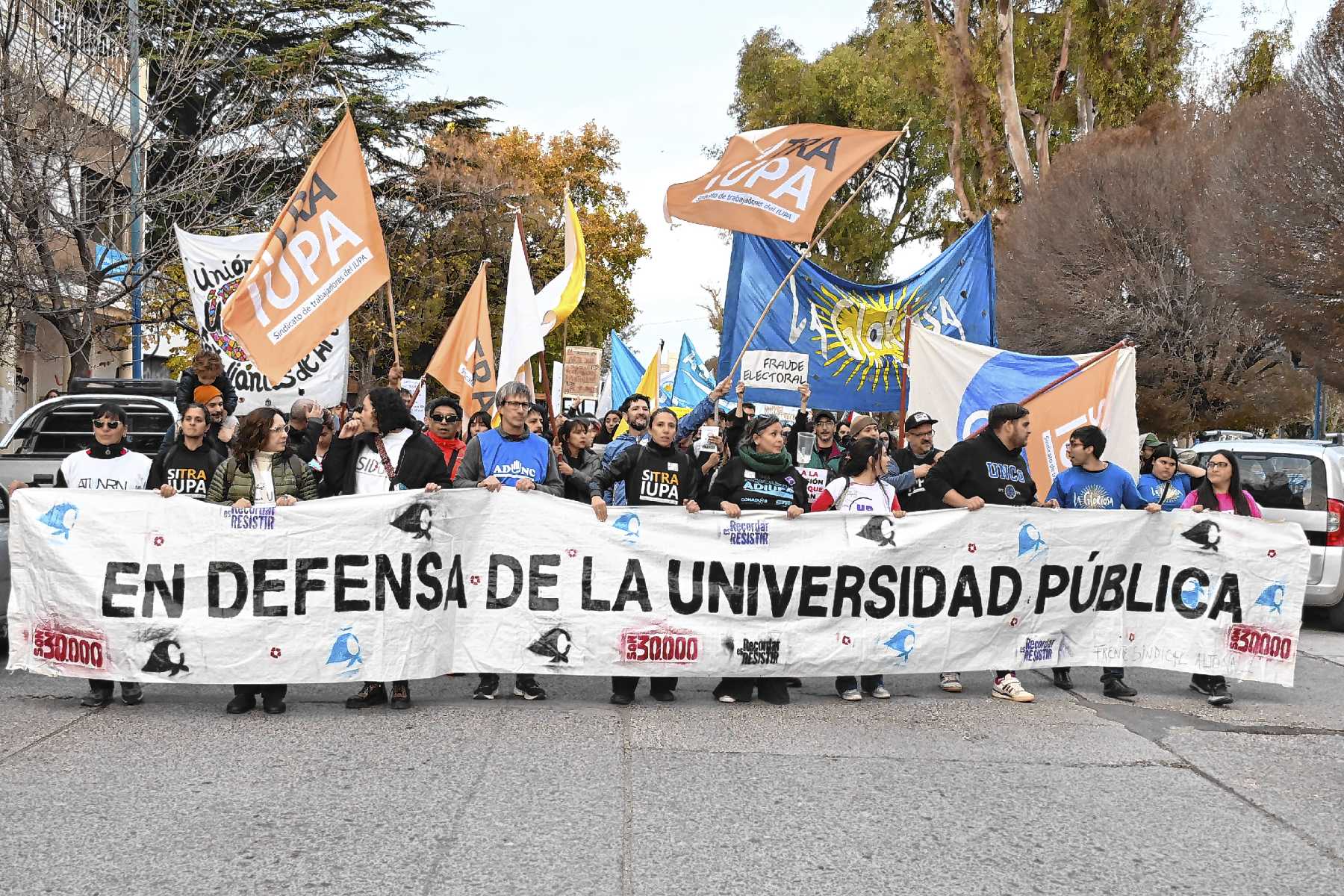Miles de personas marcharon en Roca en defensa de la universidad ...