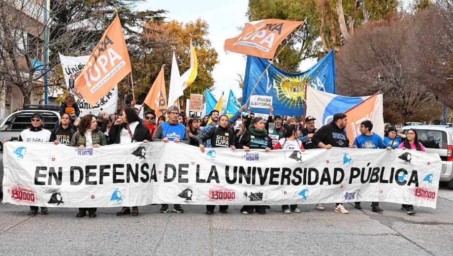Miles de personas marcharon en Roca en defensa de la educación universitaria. Foto: Andres Maripe. 