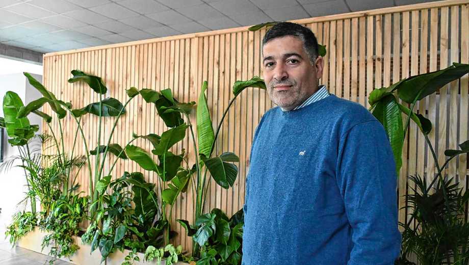 Pablo Cueto hace del acompañamiento un trabajo diario. "Es un oficio que se aprende", asegura sobre la tarea de sostener en la crisis. (Foto: Andrés Maripe)